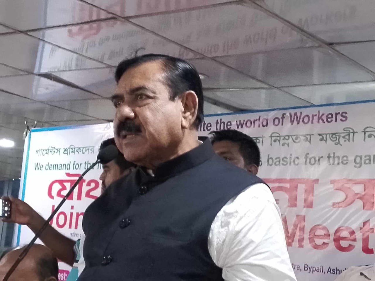 গার্মেন্টস শ্রমিকদের ন্যূনতম মজুরি ২৩ হাজার টাকা করার দাবিতে যৌথ আলোচনা সভা অনুষ্ঠিত।