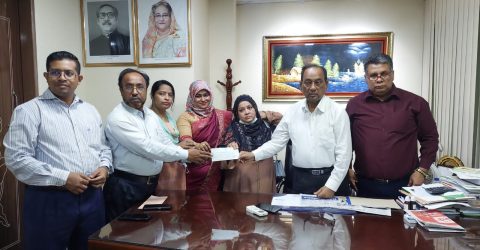 যমুনা লাইফ সাত কর্মদিবসে মৃত্যুদাবীর চেক হস্তান্তর করেছেন।