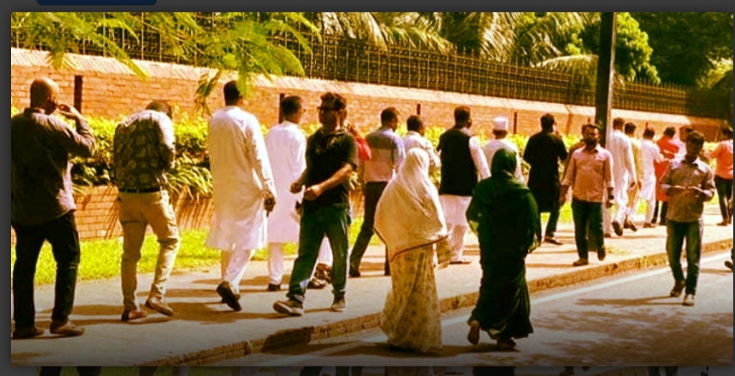 গণভবনে ঢুকতে জনপ্রতিনিধিদের দীর্ঘ লাইন