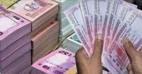 চার কারণে মানুষের হাতের টাকা ফিরছে ব্যাংকে