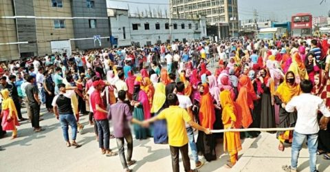 মজুরি বাড়ানোর দাবিতে শ্রমিকরা আন্দোলনে, বন্ধ ৩০০ কারখানা