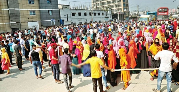 মজুরি বাড়ানোর দাবিতে শ্রমিকরা আন্দোলনে, বন্ধ ৩০০ কারখানা