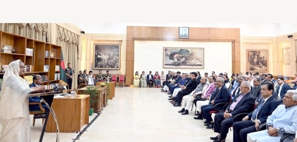 অর্থনীতি ঠিক রাখতে ব্যবসায়ীদের সহযোগিতা চাইলেন প্রধানমন্ত্রী