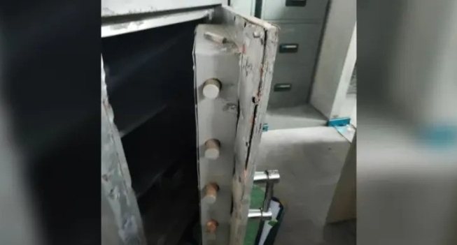 ভল্ট ভেঙে ব্যাংকে চুরি, ছিলেন না নিরাপত্তাকর্মী