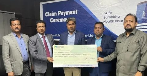 সন্ধানী লাইফের ১৮ লাখ টাকার মেয়াদোত্তর দাবির চেক হস্তান্তর