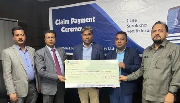 সন্ধানী লাইফের ১৮ লাখ টাকার মেয়াদোত্তর দাবির চেক হস্তান্তর
