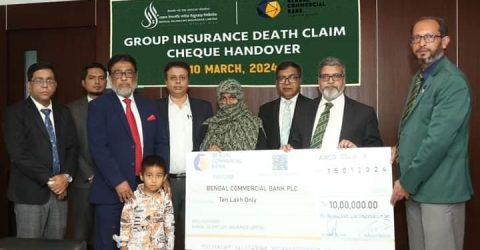 বেঙ্গল ইসলামি লাইফ কর্তৃক গ্রুপ বীমার মৃত্যু দাবির দশ লক্ষ টাকার চেক প্রদান