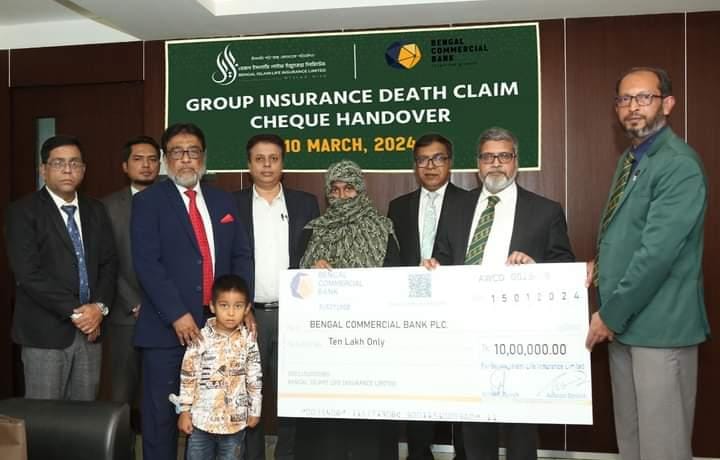 বেঙ্গল ইসলামি লাইফ কর্তৃক গ্রুপ বীমার মৃত্যু দাবির দশ লক্ষ টাকার চেক প্রদান