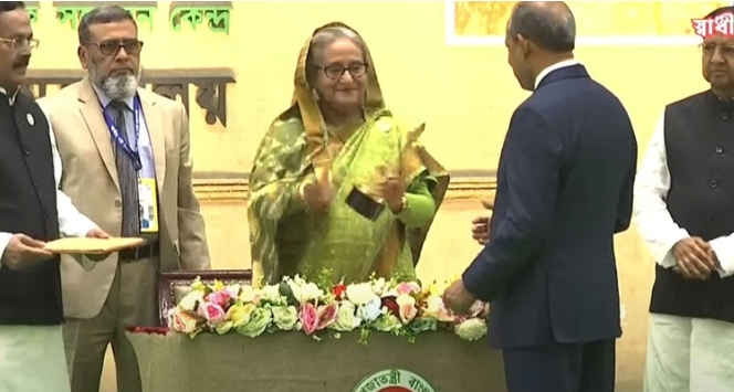 ১১ ব্যক্তি ও প্রতিষ্ঠানকে সম্মাননা দিলেন প্রধানমন্ত্রী