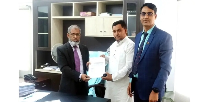 তিশা ফ্যাশনের অগ্নি বীমা দাবির চেক হস্তান্তর করল সেন্ট্রাল ইন্স্যুরেন্স