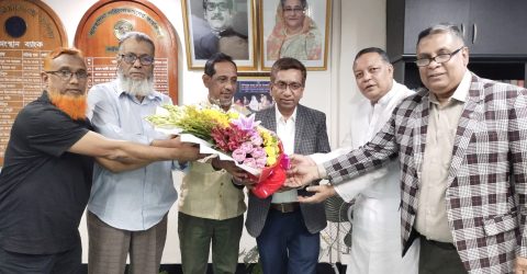 কর্মসংস্থান ব্যাংকের নবনিযুক্ত ব্যবস্থাপনা পরিচালক কে এসএসসি-১৯৮২ বন্ধু গ্রুপের ফুলেল শুভেচ্ছা