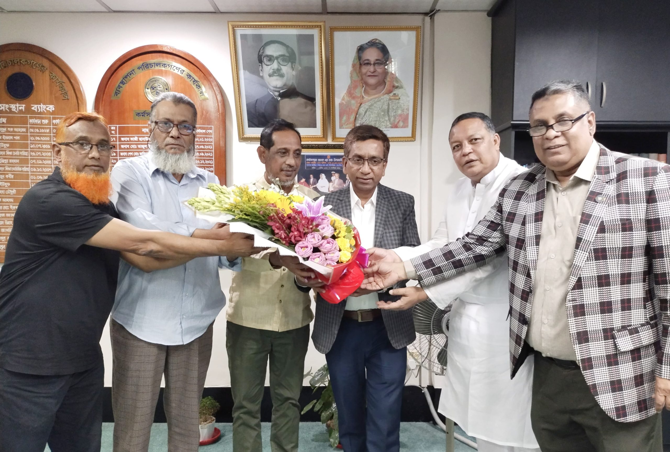 কর্মসংস্থান ব্যাংকের নবনিযুক্ত ব্যবস্থাপনা পরিচালক কে এসএসসি-১৯৮২ বন্ধু গ্রুপের ফুলেল শুভেচ্ছা