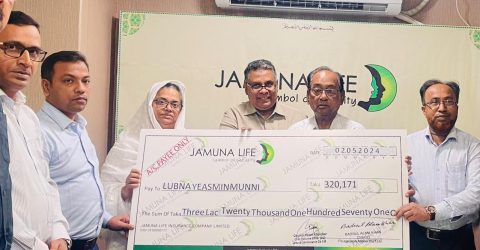 যমুনা ব্যাংকের ক্রেডিট কার্ড হোল্ডারের মৃত্যুদাবীর চেক প্রদান করেছে যমুনা লাইফ