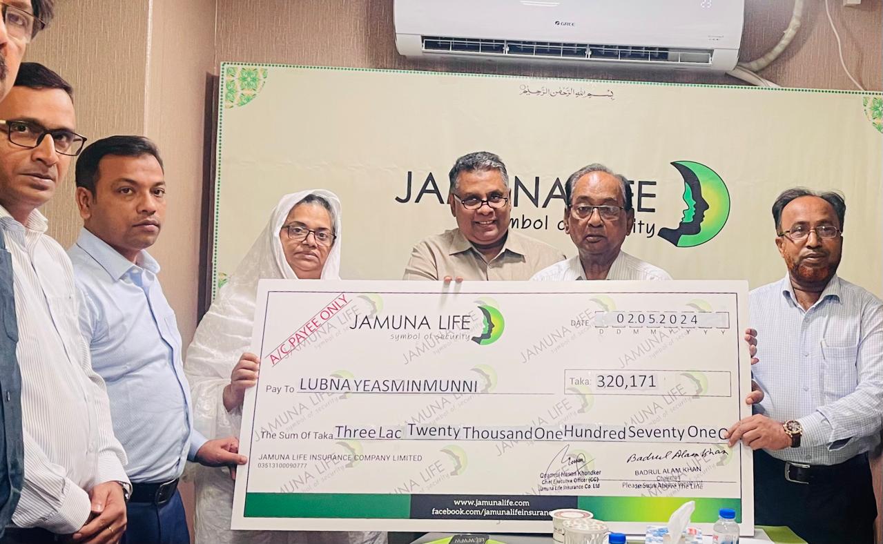 যমুনা ব্যাংকের ক্রেডিট কার্ড হোল্ডারের মৃত্যুদাবীর চেক প্রদান করেছে যমুনা লাইফ