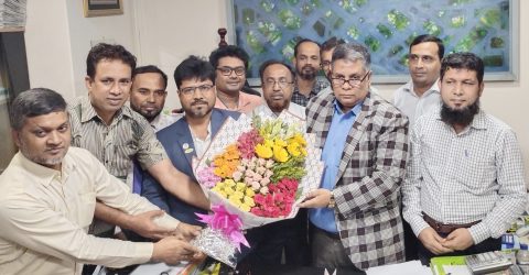 যমুনা লাইফের সিইও কামরুল হাসান খন্দকারের জন্মদিন কেক কেটে উদযাপন