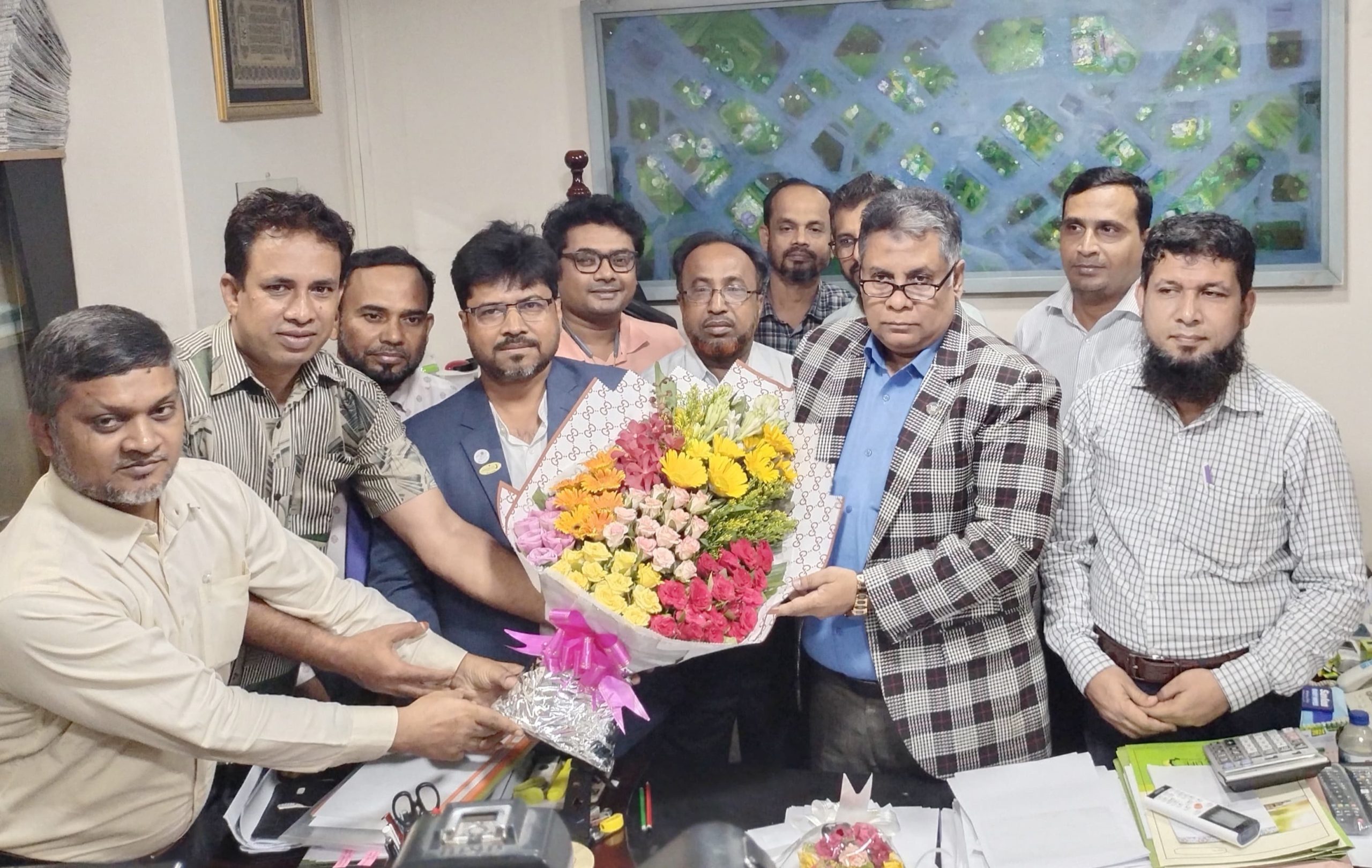 যমুনা লাইফের সিইও কামরুল হাসান খন্দকারের জন্মদিন কেক কেটে উদযাপন