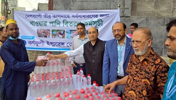 পথচারীদের মাঝে কর্ণফুলী ইন্স্যুরেন্সের বিশুদ্ধ খাবার পানি ও খাবার স্যালাইন বিতরণ