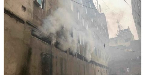 ধোলাইখালে মিউচুয়াল ট্রাস্ট ব্যাংকে আগুন, নিয়ন্ত্রণে ৪ ইউনিট