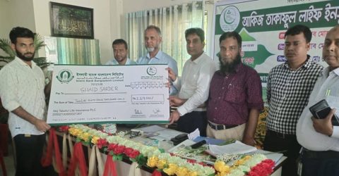 মাগুরায় আকিজ তাকাফুল লাইফের মৃত্যু দাবীর চেক হস্তান্তর