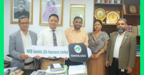 এনআরবি লাইফের এসইভিপি হাসান খানকে গাড়ি হস্তান্তর