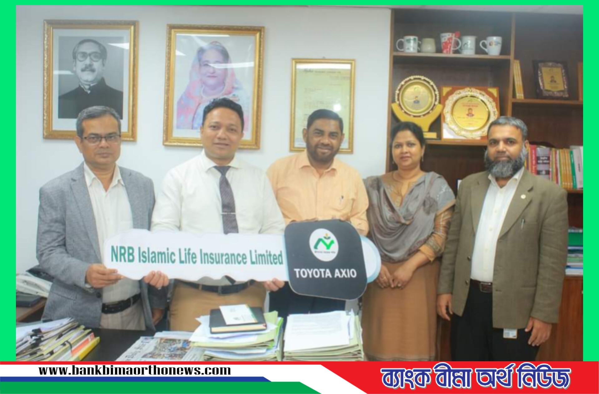 এনআরবি লাইফের এসইভিপি হাসান খানকে গাড়ি হস্তান্তর