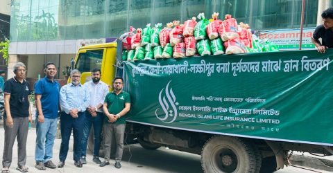 বেঙ্গল লাইফের ত্রান বিতরণ