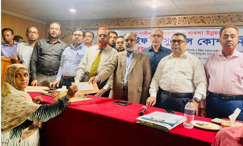 পপুলার লাইফ ইনস্যুরেন্স ময়মনসিংহে বীমাদাবীর ২ কোটি ৭৬ লক্ষ টাকার চেক হস্তান্তর