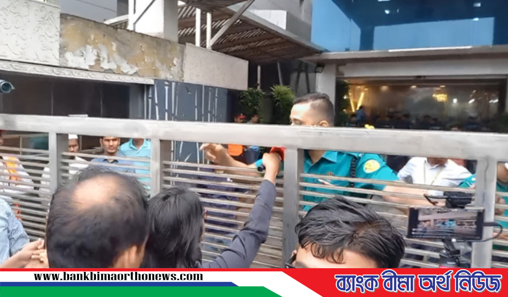 বিএসইসি চেয়ারম্যানসহ কর্মকর্তারা অবরুদ্ধ ভবনের সামনে বিক্ষোভ বিনিয়োগকারিদের