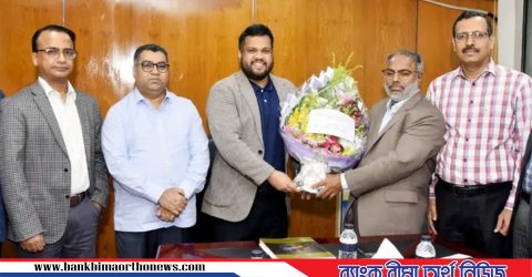 পপুলার লাইফের চেয়ারম্যান জহিরুল ইসলামকে ফুলেল শুভেচ্ছা প্রদান