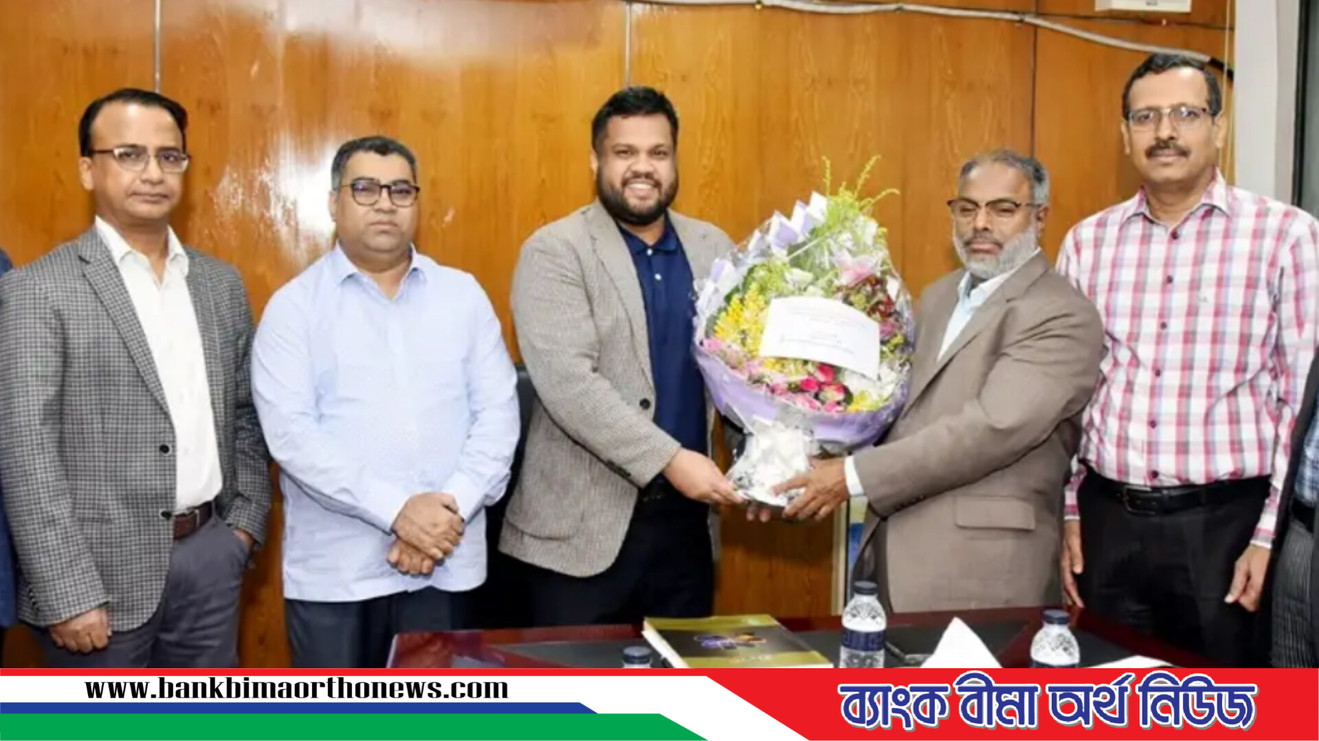 পপুলার লাইফের চেয়ারম্যান জহিরুল ইসলামকে ফুলেল শুভেচ্ছা প্রদান