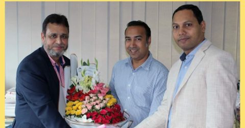 প্রগতি লাইফের পরিচালককে সিইও এর ফুলেল শুভেচ্ছা প্রদান