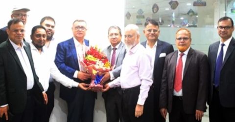 প্রাইম ইসলামী লাইফ এর চেয়ারম্যান মোহাম্মদ আকতারকে ফুলেল শুভেচ্ছা