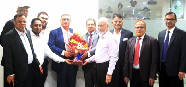 প্রাইম ইসলামী লাইফ এর চেয়ারম্যান মোহাম্মদ আকতারকে ফুলেল শুভেচ্ছা