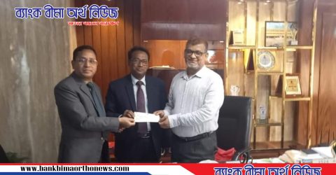 জেনিথ ইসলামী লাইফ এর শেকৃবি’র ভিসিকে স্বাস্থ্য বীমা দাবীর চেক প্রদান