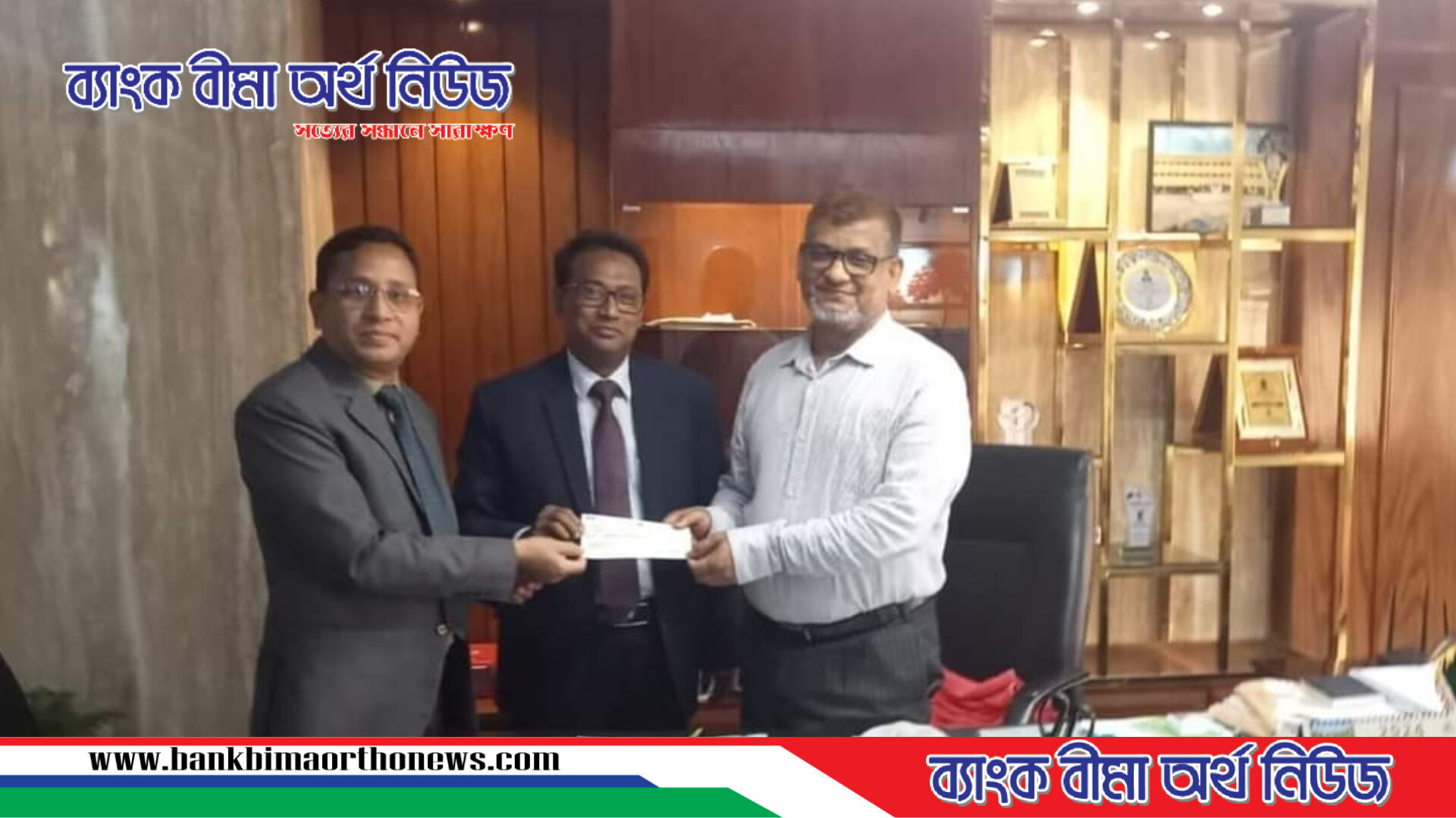 জেনিথ ইসলামী লাইফ এর শেকৃবি’র ভিসিকে স্বাস্থ্য বীমা দাবীর চেক প্রদান