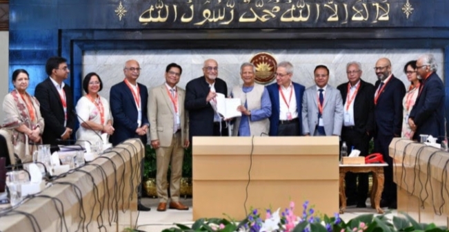 প্রধান উপদেষ্টার নিকট অর্থনৈতিক শ্বেতপত্র কমিটির প্রতিবেদন পেশ