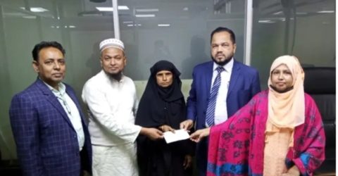 মৃত্যুদাবির চেক হস্তান্তর করল প্রোটেক্টিভ ইসলামী লাইফ