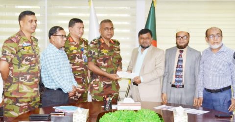 ন্যাশনাল লাইফ এর স্বাস্থ্য বীমার চেক হস্তান্তর