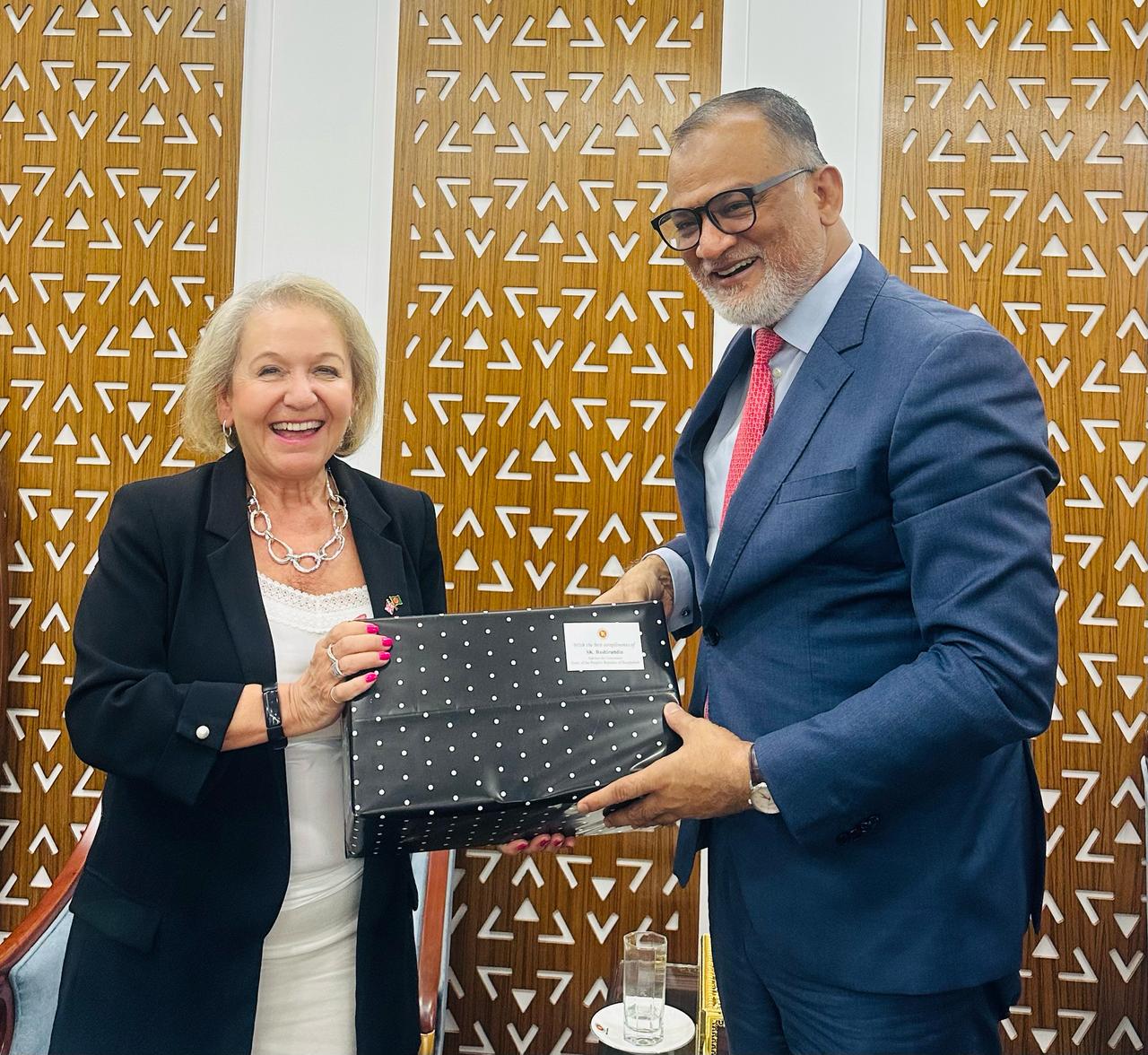 বাণিজ্য উপদেষ্টার সাথে বাংলাদেশে নিযুক্ত যুক্তরাজ্যের বাণিজ্যদূতের বৈঠক