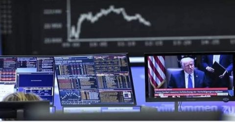 আমেরিকার শুল্ক নীতির ধাক্কা: শেয়ারবাজারে ধস, ব্যবসায়ীদের সামনে অন্ধকার