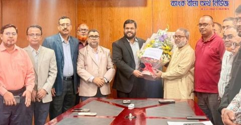 পপুলার লাইফ এর পুনঃ নির্বাচিত চেয়ারম্যান মোঃ জহিরুল ইসলামকে সিইও ইউসুফ আলীর ফুলেল শুভেচ্ছা প্রদান