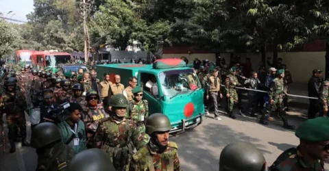 পতাকায় মোড়ানো গাড়িতে মানিক মিয়াতে নেওয়া হচ্ছে খালেদা জিয়ার মরদেহ