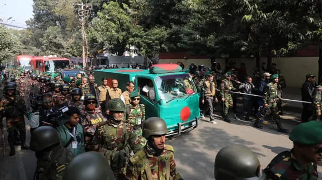 পতাকায় মোড়ানো গাড়িতে মানিক মিয়াতে নেওয়া হচ্ছে খালেদা জিয়ার মরদেহ