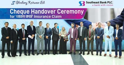সাউথইস্ট ব্যাংক এর ‘বেতন কার্ড’ ইন্স্যুরেন্স ক্লেইমের চেক হস্তান্তর