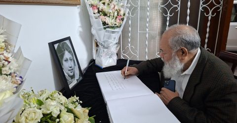 বেগম খালেদা জিয়ার মৃত্যুতে শোক বইতে স্বাক্ষর করলেন ন্যাশনাল লাইফ এর চেয়ারম্যান