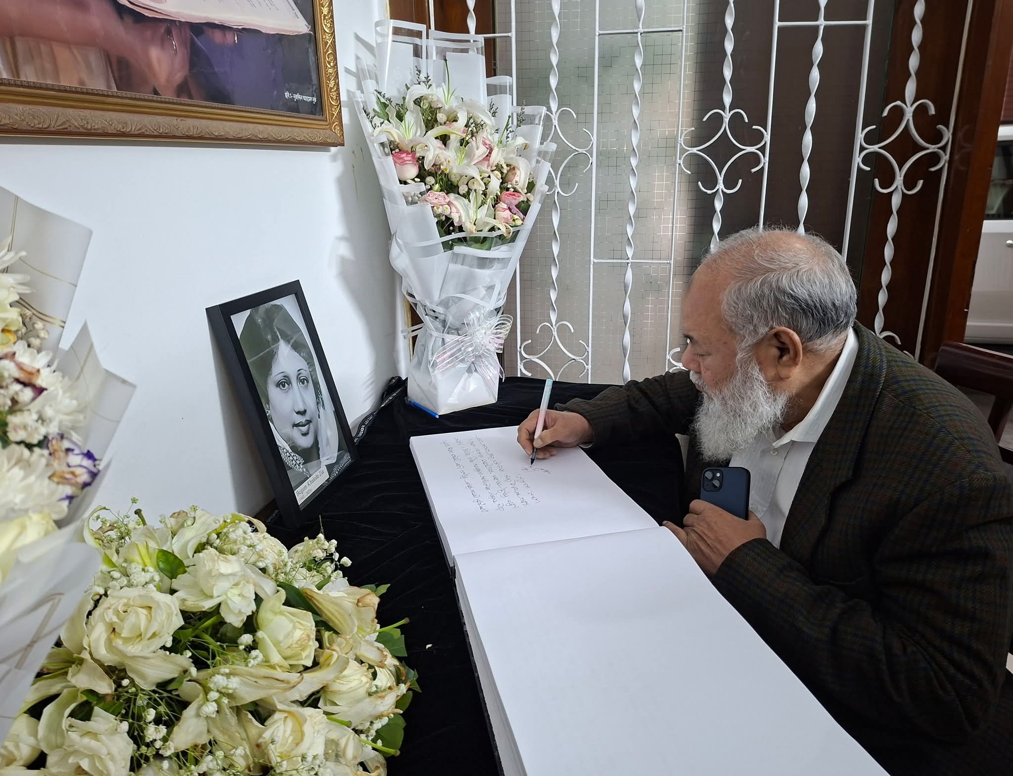 বেগম খালেদা জিয়ার মৃত্যুতে শোক বইতে স্বাক্ষর করলেন ন্যাশনাল লাইফ এর চেয়ারম্যান