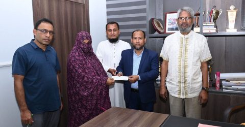 কুমিল্লা বিশ্ববিদ্যালয়ে জেনিথ ইসলামী লাইফ এর মৃত্যুদাবীর চেক হস্তান্তর