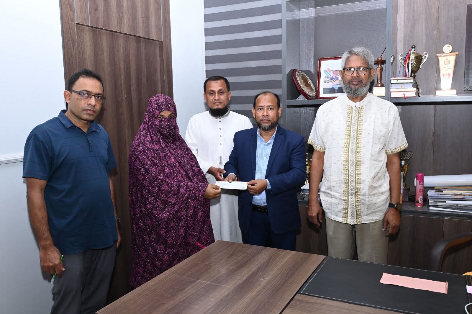 কুমিল্লা বিশ্ববিদ্যালয়ে জেনিথ ইসলামী লাইফ এর মৃত্যুদাবীর চেক হস্তান্তর