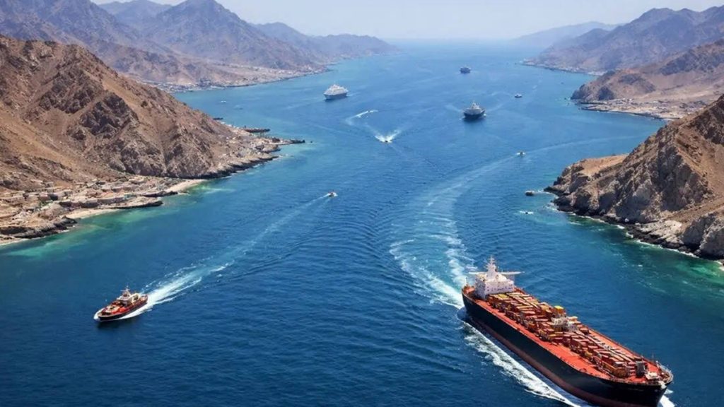 হরমুজ প্রণালি ফের ‘বন্ধের’ ঘোষণা