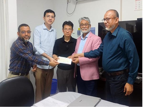 ইউনিয়ন ইন্স্যুরেন্সের মেরিন বীমা দাবির চেক হস্তান্তর